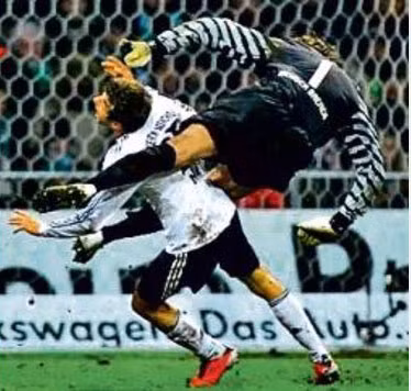 Trong một pha lao ra cản bóng, thủ thành Tim Wiese (Bremen) đã cho Thomas Mueller (Bayern Munich) lãnh trọn một cú song phi vào ngực và trọng tài không ngần ngại rút ra một chiếc thẻ đỏ để trừng phạt hành động phi thể thao này của Tim Wiese.