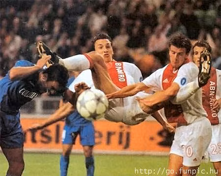 Nhắc đến những cú kungfu, người ta hay nhớ đến Zlatan Ibrahimovic, cầu thủ người Thụy Điển này không chỉ biết dùng kungfu để ghi bàn mà còn biết dùng kungfu để tẩn người.