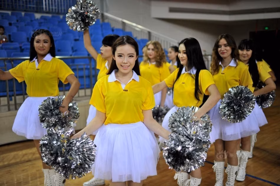 Tuy nhiên, số lượng người khen ngợi và ủng hộ đội cổ vũ vẫn chiếm đa số, họ cho rằng dàn hoạt náo viên xinh đẹp đã là một cảnh tượng không thể thiếu trên sân bóng rổ vào giờ nghỉ giải lao và họ đến sân một phần cũng vì các cô gái xinh đẹp đó.