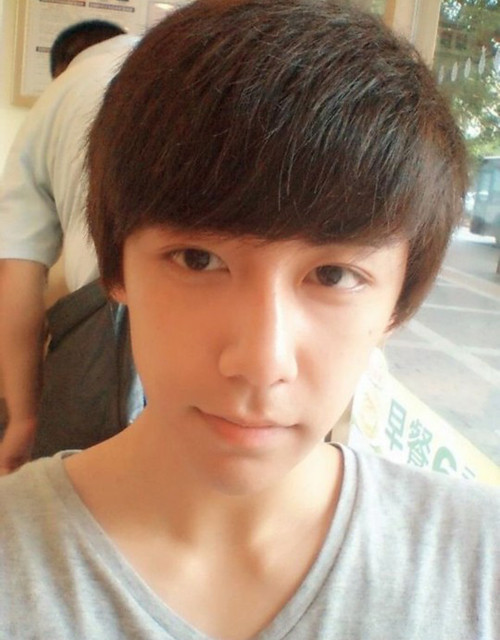 Rất nhiều các trang mạng xã hội và các page đã bàn tán xôn xao về anh chàng. Chính Lý Nhuận Đông cũng thấy bất ngờ khi trang cá nhân của mình tăng số lượng người theo dõi chóng mặt.