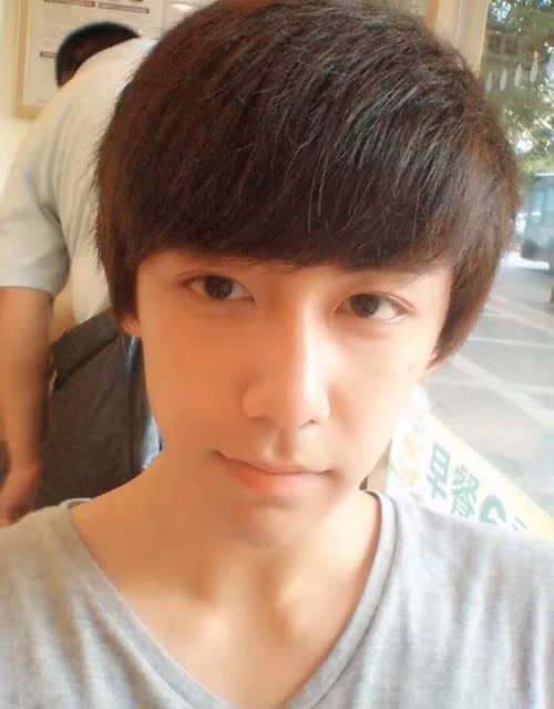 Rất nhiều các trang mạng xã hội và các page đã bàn tán xôn xao về anh chàng. Chính Lý Nhuận Đông cũng thấy bất ngờ khi trang cá nhân của mình tăng số lượng người theo dõi chóng mặt.