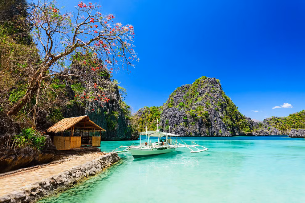 Bạn có thể thực sự tĩnh tâm với dịch vụ khá hoàn thiện trên đảo, ngắm nhìn sóng biển, cát trắng, biển xanh, trời trong vắt và ánh nắng chan hòa.