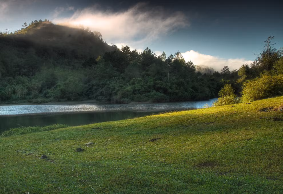 Bạn nghĩ sao khi gác lại hết tất cả buồn lo, suy nghĩ và nằm trên bãi cỏ này thư giãn, lắng nghe hơi thở của thiên nhiên.