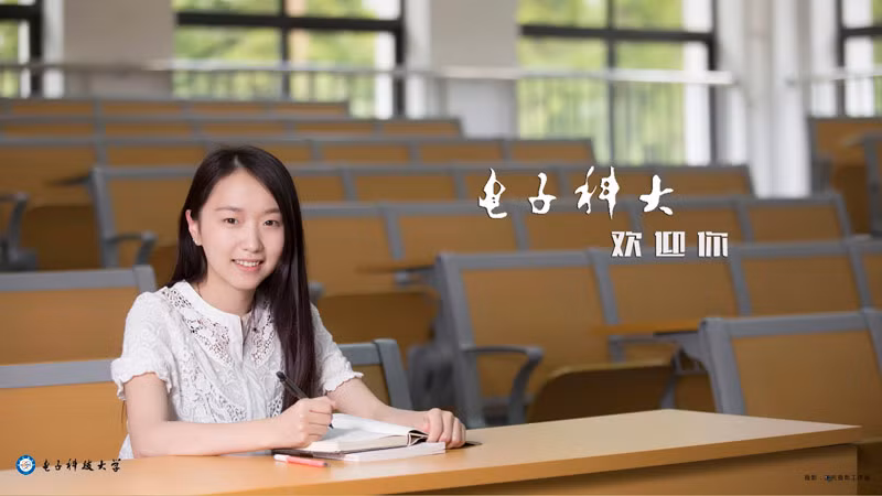 Hình ảnh những giảng đường sạch đẹp và khang trang cũng được các cô gái sinh viên "quảng cáo" nhiệt tình.