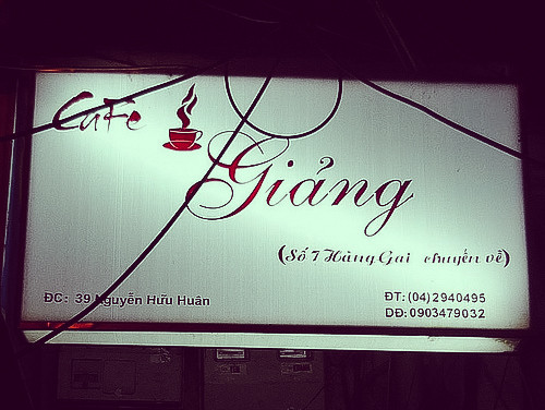 Cafe Giảng gốc là nằm ở phố Cầu Gỗ, được ra đời khoảng những năm 1946 do chính cụ Nguyễn Văn Giảng, nguyên là nhân viên pha chế ở khách sạn Metropole thời Pháp thuộc mở. Sau cải cách 1955, quán được chuyển về Hàng Gai nhưng sau này do cụ Giảng mất đi thì hai người con trai của cụ đã mở tách quán thành hai địa điểm, một nằm trên đường Yên Phụ, một nằm trên phố Nguyễn Hữu Huân.