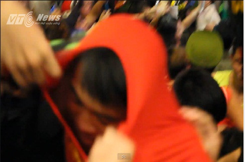 ... và thậm chí... để lột áo các học trò thầy Giôm. Ảnh: VTC.