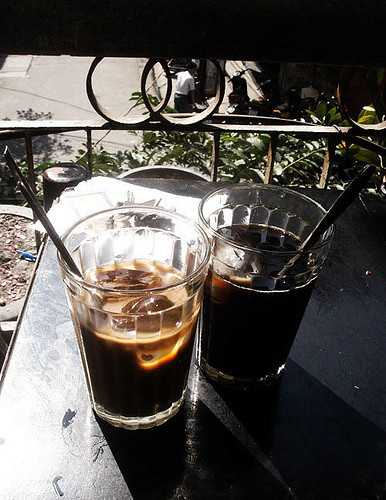 Nhắc đến cafe Năng Hàng Bạc là người ta nghĩ ngay đến tách cafe đậm đặc làm người mới uống phải choáng váng nhưng người đã uống quen rồi thì sẽ nghiện nó lúc nào không biết.