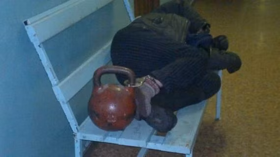 Khóa đồ lại khi ngủ cho chắc.