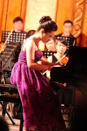 Để được bước chân vào ngôi trường danh giá này, Khuê đã phải nỗ lực để thi SAT I, SAT II, TOEFL, thực hiện các bài luận và làm các bộ hồ sơ về âm nhạc và hội họa...