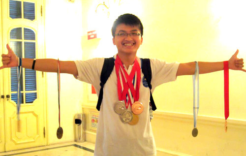 Lê Huy Quang còn nổi tiếng với danh hiệu “chàng trai vàng của xứ Thanh” bởi cũng chính cậu bạn đã mang về 3 tấm huy chương vàng, bạc, đồng ở các kỳ thi Vật lý quốc tế và khu vực.