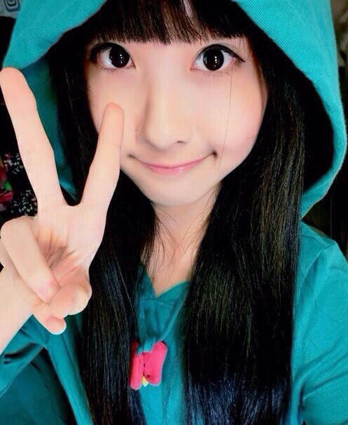 Mũi dọc dừa, mắt to tròn, khuôn mặt thanh tú cùng làn da trắng và mái tóc đen dài óng ả, Sandy và Mandy một lần nữa làm cư dân mạng dậy sóng.