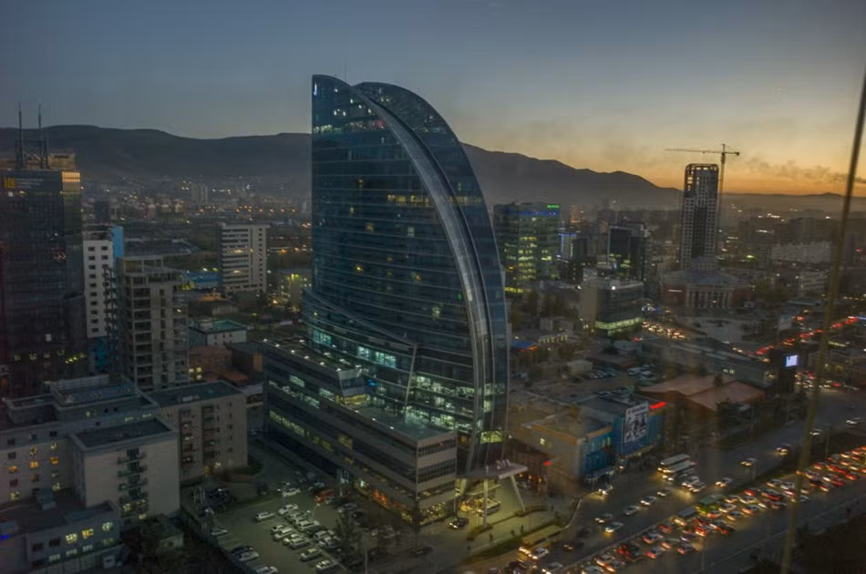 Những tòa nhà cao lớn mọc lên nhiều như nấm cho thấy sự phát triển mạnh mẽ cũng như tiềm năng của Mông Cổ - đất nước được nhiều người dự đoán sẽ là Dubai tiếp theo. Những người trẻ tuổi, chủ nhân tương lai của đất nước này sẽ còn thay đổi như thế nào trước những bước chuyển mình lớn lao của đất nước.