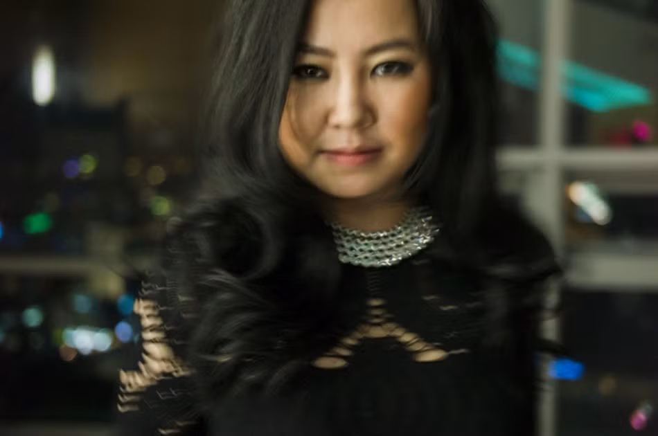 Urangoo Altangerel, một trong những người trẻ tuổi siêu giàu có và quyền lực nhất ở Mông Cổ. Cô hiện là Chủ tịch công ty tư vấn UA, công ty đồ trang sức với thương hiệu lớn, uy tín, đồng thời cũng điều hành một công ty môi giới bất động sản.