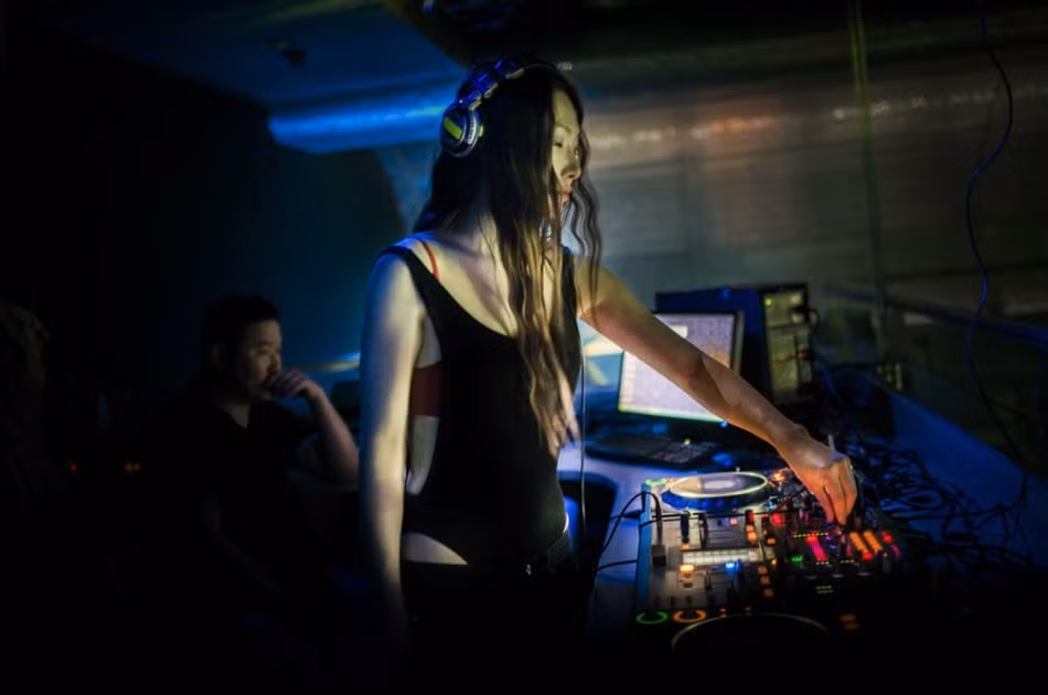 Những DJ nữ trẻ tuổi, xinh đẹp và bốc lửa trong trang phục hở hang không phải là hiếm tại những thành phố lớn của Mông Cổ.