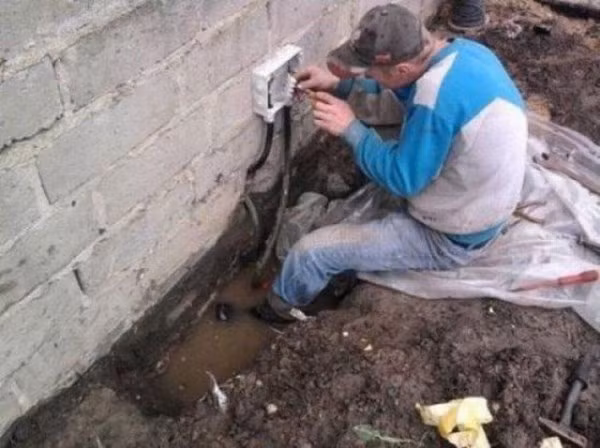 Tay trần sửa điện.