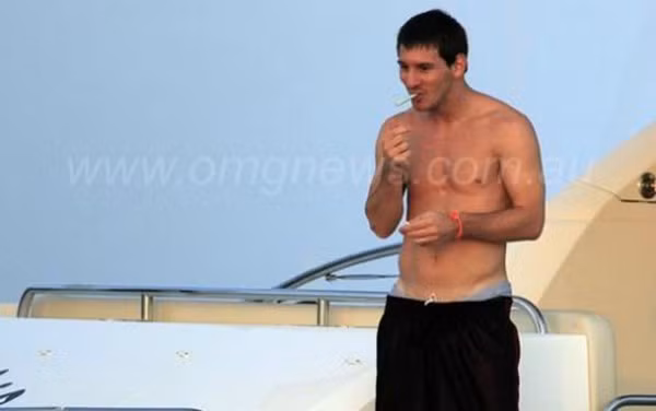 Dù luôn được tiếng là ngoan ngoãn, nhưng Messi cũng từng bị phát hiện "giải trí" bằng thuốc lá. Dù sao đi nữa đây cũng chỉ là bức ảnh hiếm hoi người ta thấy cầu thủ xuất sắc nhất thế giới làm bạn với khói thuốc.
