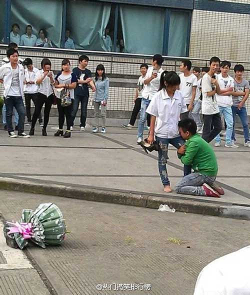 Hồi tháng 9 năm nay, tại cổng ra vào một công ty ở Thượng Hải, Trung Quốc, một anh chàng không ngần ngại quỳ xuống ôm chân bạn gái mà khóc lóc thảm thiết giữa đám đông. Cô gái chẳng những không cảm động mà còn thấy rất xấu hổ và khó xử, cố đẩy chàng trai ra xa.