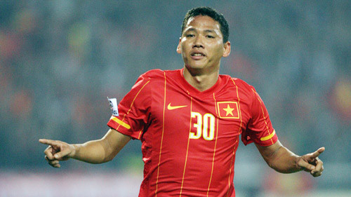 Tiền đạo cắm Anh Đức: Trong trận đấu buộc phải thắng này của ĐTVN, có lẽ Anh Đức là người thích hợp được đá chính. Chiều cao là lợi thế của Anh Đức, cùng với đó là sức tỳ đè khá tốt nên Anh Đức là sự lựa chọn phù hợp khi hàng công của ĐTVN đối đầu với hàng hậu vệ khá khiêm tốn về chiều cao và sức khỏe của ĐT Lào. Ảnh: (tổng hợp).