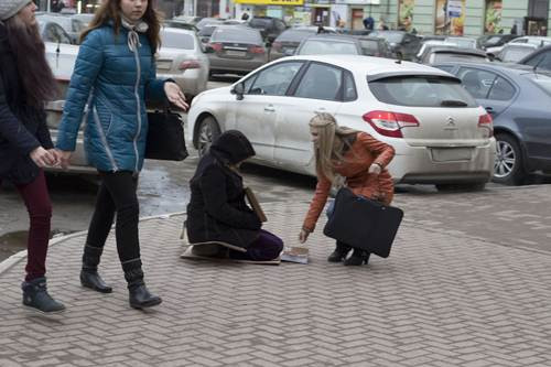 Có nhiều người đã dừng lại để cho tiền người phụ nữ này.