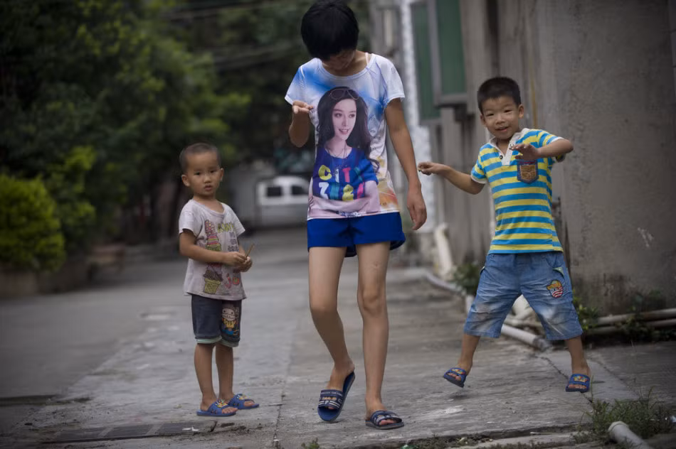 Theo như chia sẻ thì gia đình Tiểu Dân cũng đã cố gắng đưa cậu đi chữa bệnh nhưng bác sĩ nói là tuổi của Tiểu Dân đã quá lớn để điều trị và chi phí thì không phải là nhỏ nên cuộc đời của cậu tiếp tục chìm vào những ngày tháng không lối thoát.