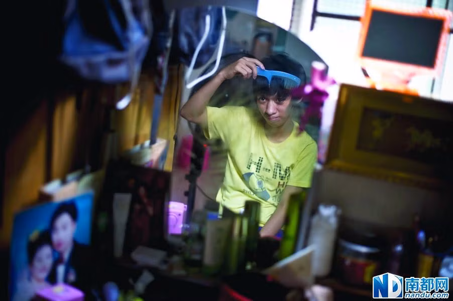 Thời thơ ấu của Tiểu Dân thật kinh hoàng, cậu trở thành đối tượng mà mọi người trong làng trút giận, ai cũng có thể bắt nạt cậu, những đứa trẻ cùng lứa tuổi thì hoặc xa lánh, hoặc chế nhạo Tiểu Dân, gọi cậu là "quái vật".