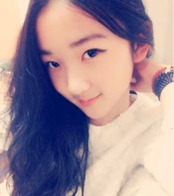 Những hình ảnh và chia sẻ của Lou Lou đã được một cư dân mạng nhanh tay chụp lại và đăng tải trên một số trang mạng cộng đồng. Rất nhanh, nó đã trở thành chủ đề được bàn tán sôi nổi, thu hút hàng chục ngàn lượt xem và chia sẻ cùng với hàng trăm ngàn lượt bình luận của cư dân mạng.