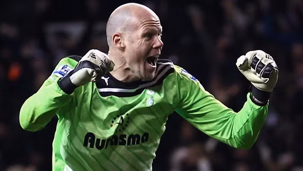  Brad Friedel (Tottenham): Nhằm tạo điều kiện phát triển bóng đá tại Mỹ và cũng để kiếm tiền, thủ thành Friedel thành lập một học viện bóng đá.