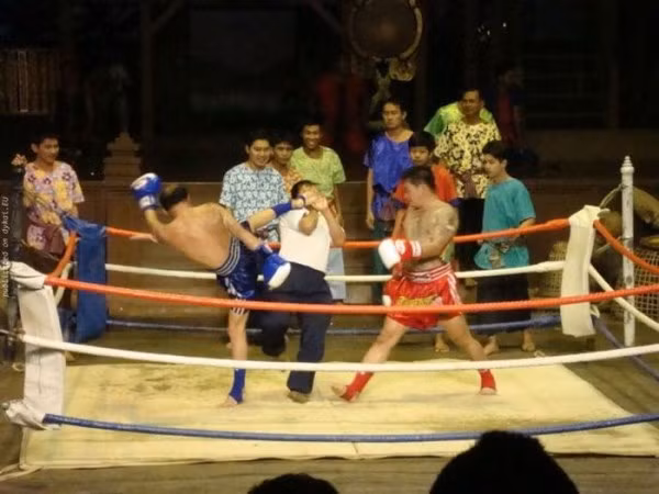 Đánh cả trọng tài.