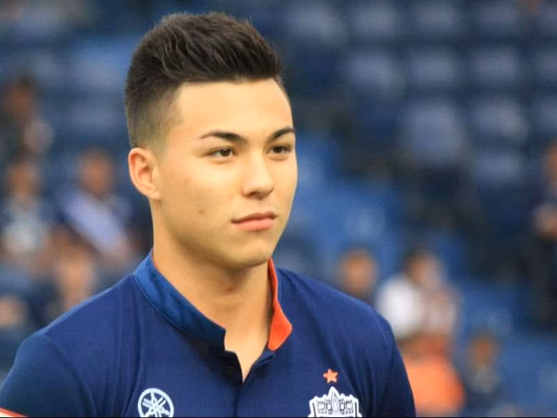 Hộ công Charyl Chappuis(Thái Lan): Chappuis chính là cầu thủ gây ấn tượng nhất của Thái Lan ở vòng bảng AFF Cup 2014. Ngoài 2 bàn thắng (ở trận gặp Singapore và Thái Lan), tiền vệ gốc Thụy Sĩ còn đóng góp 1 đường kiến tạo.