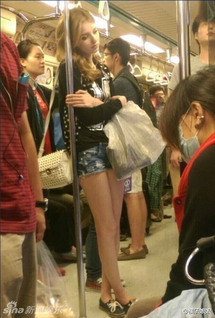 Gần đây, hình ảnh một cô gái ngoại quốc với khuôn mặt thanh tú và đôi chân dài thon thả đứng tựa bên cột tàu điện ngầm ở Đài Bắc nhanh chóng lan truyền trên mạng và nhận được nhiều bình luận tích cực.