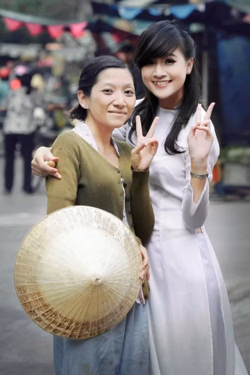 Vẻ ngoài xinh xắn cộng với những tài lẻ khiến Thanh Mai trở thành cái tên khá nổi tại Học viện Hàng không.