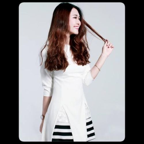 Với làn da trắng, vóc dáng chuẩn, cùng với thành tích học tập đáng nể từ cấp 3, Tường Linh được biết đến như một hot girl tài năng.