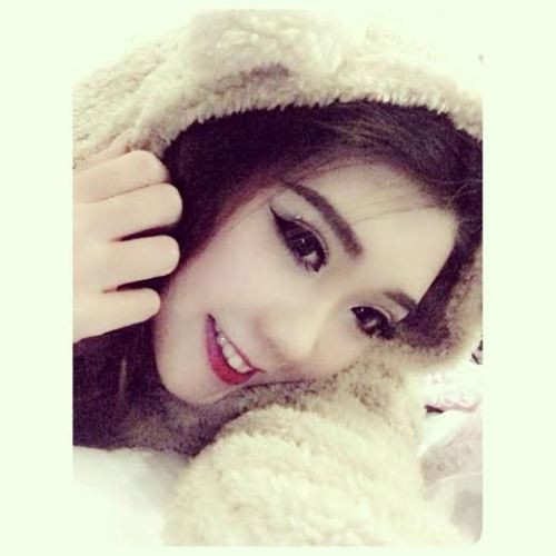 Linh từng lọt top 5 người mặc áo dài đẹp nhất của cuộc thi Top Girl và giải Nữ sinh tài năng của cuộc thi Nữ sinh trong mơ.