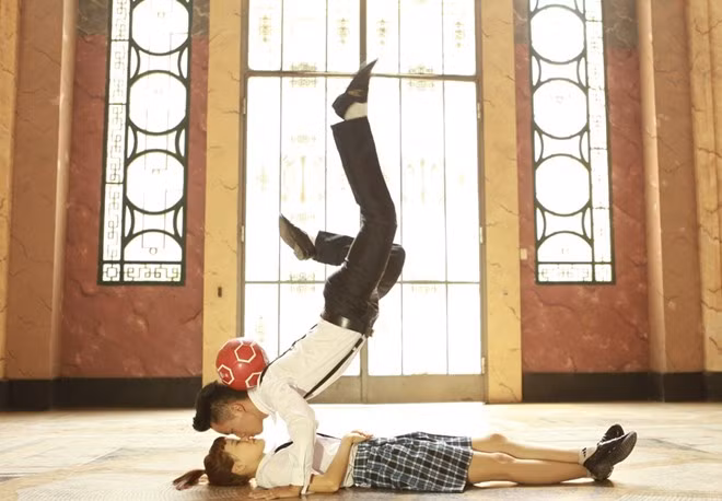 Bộ ảnh cưới độc đáo của Đỗ Kim Phúc và Lê Thu Huyền (Hà Nội). Phúc gây ấn tượng mạnh với Huyền trong lần sinh nhật lần thứ 18, khi anh được thầy giáo trong lớp học Tiếng Anh mời lên biểu diễn tâng bóng.