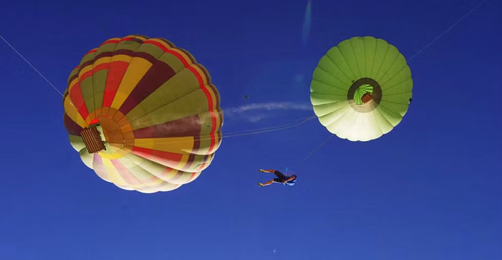 Cư dân mạng đang xôn xao trước những hình ảnh tự sướng vô cùng táo bạo và mạo hiểm của một nhóm các bạn trẻ tại Mỹ.