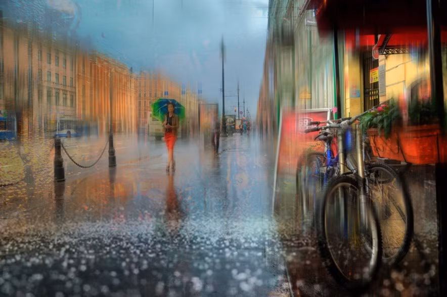 Những hạt mưa rơi xuống khiến cho những ngôi nhà, đường phố và con người trở nên nhạt nhòa, không thật, mơ hồ đầy cảm xúc.