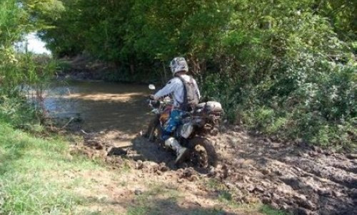 ... lướt qua những làng mạc, hay luồn lách trong những cánh rừng rậm, trò chuyện với người dân bản xứ lại đem lại một trải nghiệm hoàn toàn khác biệt.