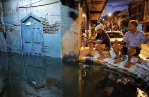 Câu cá ngay trước nhà.