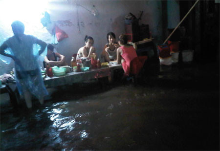 Vẫn ung dung ngồi ăn đêm.