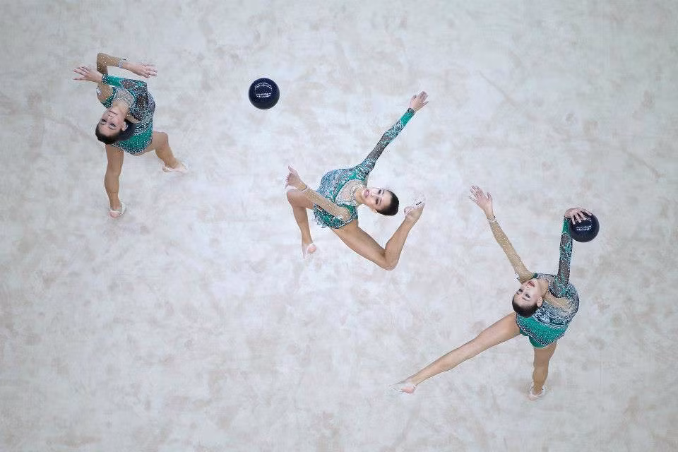 Hana Hassan đang trình diễn những động tác chuẩn mực với bóng trong phần thi của mình.