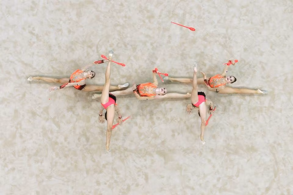 Các đội thi thể hiện đẳng cấp của mình bằng những màn bay nhảy, những động tác múa nhịp nhàng theo tiếng nhạc sôi động cống hiến cho khán giả những màn biểu diễn mãn nhãn.