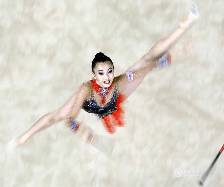 Qingtong, một thí sinh đến từ Malaysia gặt hái được thành tích cao tại Thế vận hội Trẻ lần này. Cú xoạc chân thẳng tắp trên không của cô gái trẻ giúp Quigtong giành được điểm số cao.