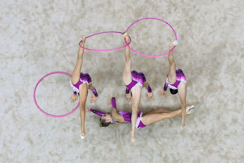 Những hình ảnh này được đăng tải đã khiến cư dân mạng thán phục và trầm trồ trước tài năng cũng như sự xinh đẹp, dẻo dai của các nữ vận động viên thể dục dụng cụ tuổi đời còn rất trẻ.