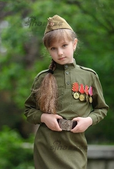 "Cô bé thật xinh đẹp, lớn lên sẽ là một mỹ nhân đây", "Bộ quân phục càng khiến tôi thấy cô bé giống như một giao liên vô cùng trong sáng, đáng yêu", "Nước Nga luôn có những cô bé đẹp như trong tranh như thế này", những bình luận tán dương vẻ đẹp thuần khiết của cô bé.