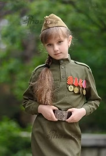 "Cô bé thật xinh đẹp, lớn lên sẽ là một mỹ nhân đây", "Bộ quân phục càng khiến tôi thấy cô bé giống như một giao liên vô cùng trong sáng, đáng yêu", "Nước Nga luôn có những cô bé đẹp như trong tranh như thế này", những bình luận tán dương vẻ đẹp thuần khiết của cô bé.