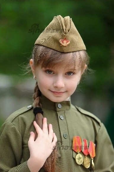 Vẻ đẹp trong sáng, ngây thơ của cô bé khiến cư dân mạng ngưỡng mộ. Đặc biệt, bộ quân phục càng làm cho cô bé trở nên đẹp nổi bật và mang nét khác lạ.