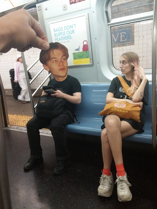 Một cư dân mạng đã bình luận về bộ ảnh đầy phấn khích: "Thiên tài, bộ ảnh thực sự rất vui vẻ và thú vị. Leo đã dùng Instagram, anh ấy chắc chắn sẽ biết đến bộ ảnh này".