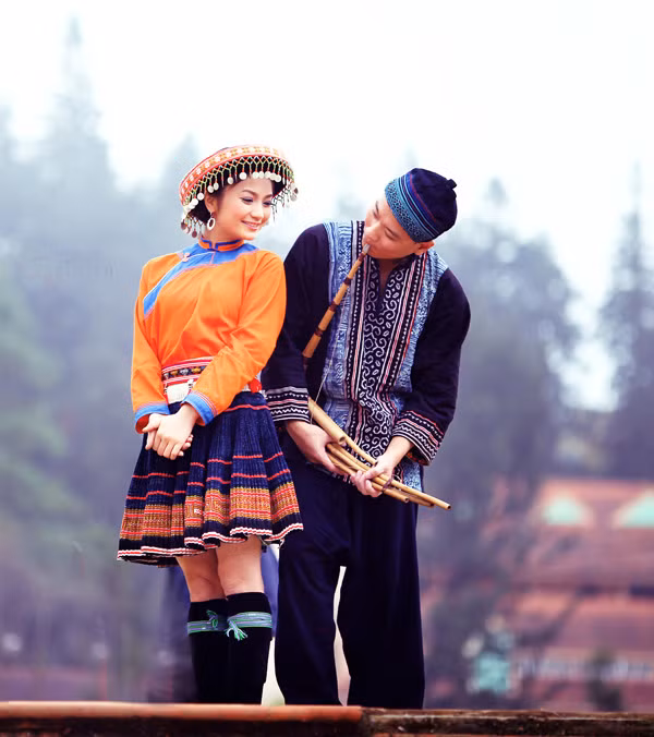 Sapa được mệnh danh là Đà Lạt của phương Bắc. Sapa lúc thì mờ mờ trong sương sớm, khi thì nắng vàng rót của ánh chiều buông. Rất nhiều cặp uyên ương đã chọn nơi đây để ghi lại dấu ấn yêu thương của cuộc đời mình. Ảnh: dulichviet.