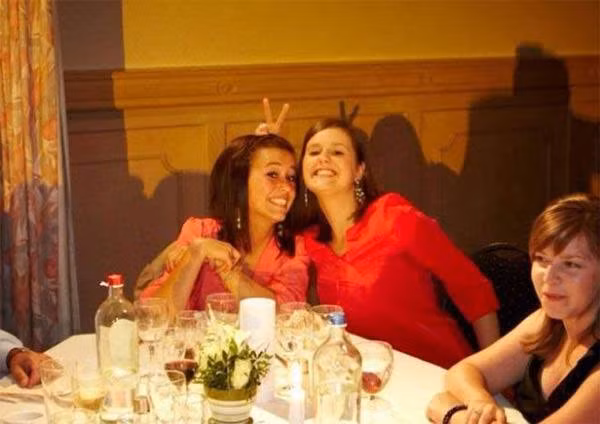 Gậy cô đập lưng cô.