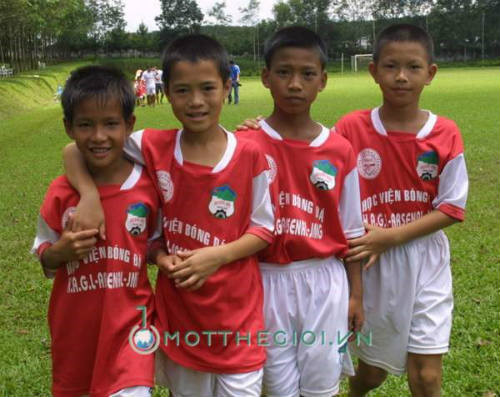 Văn Toàn - Tiền đạo của U19 Việt Nam đứng thứ 2 từ trái sang.